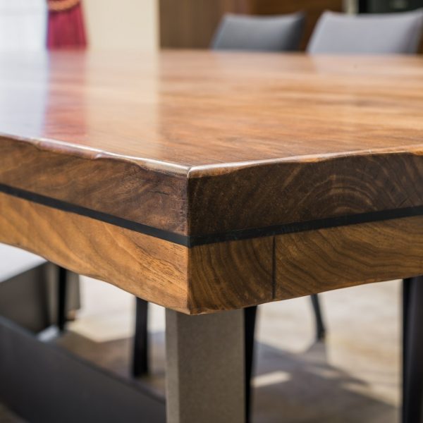 Stół do jadalni zaaranżowanej w stylu loft&hellip;